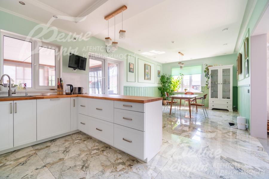 Кухня полностью укомплектована бытовой техникой