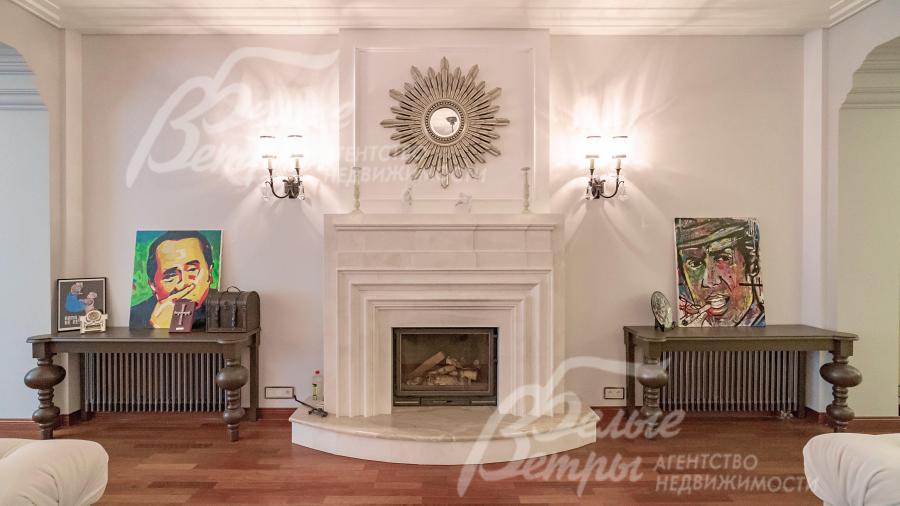 Мраморный камин в гостиной