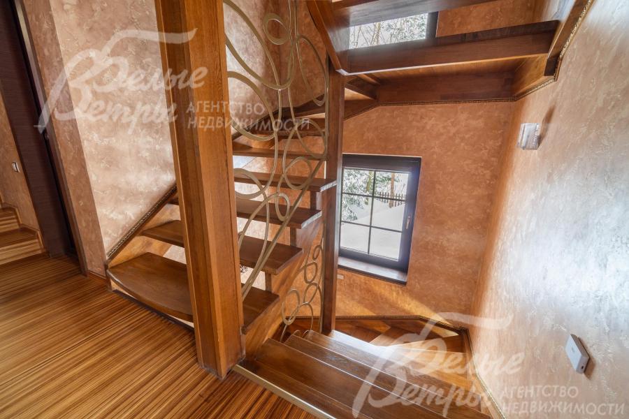 Лестница ведёт на второй этаж, где находится просторный мастер-блок