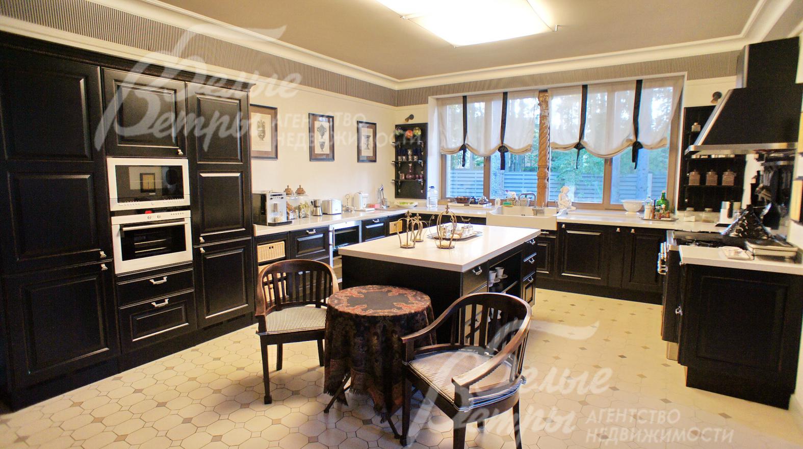 Кухонный гарнитур "Berloni" (пр-ва Италия). Фасады массив вишни