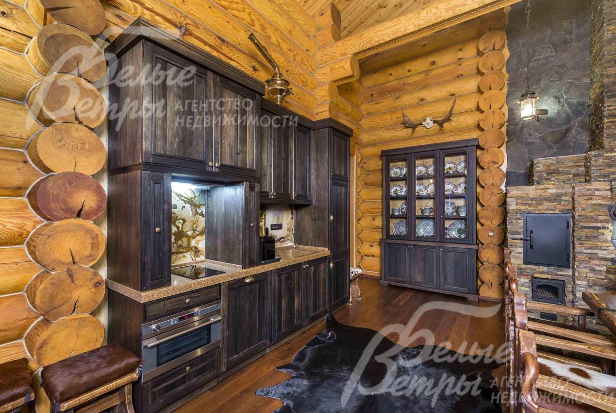 Фасады кухонного гарнитура сделаны  из морёного 600-летнего дуба