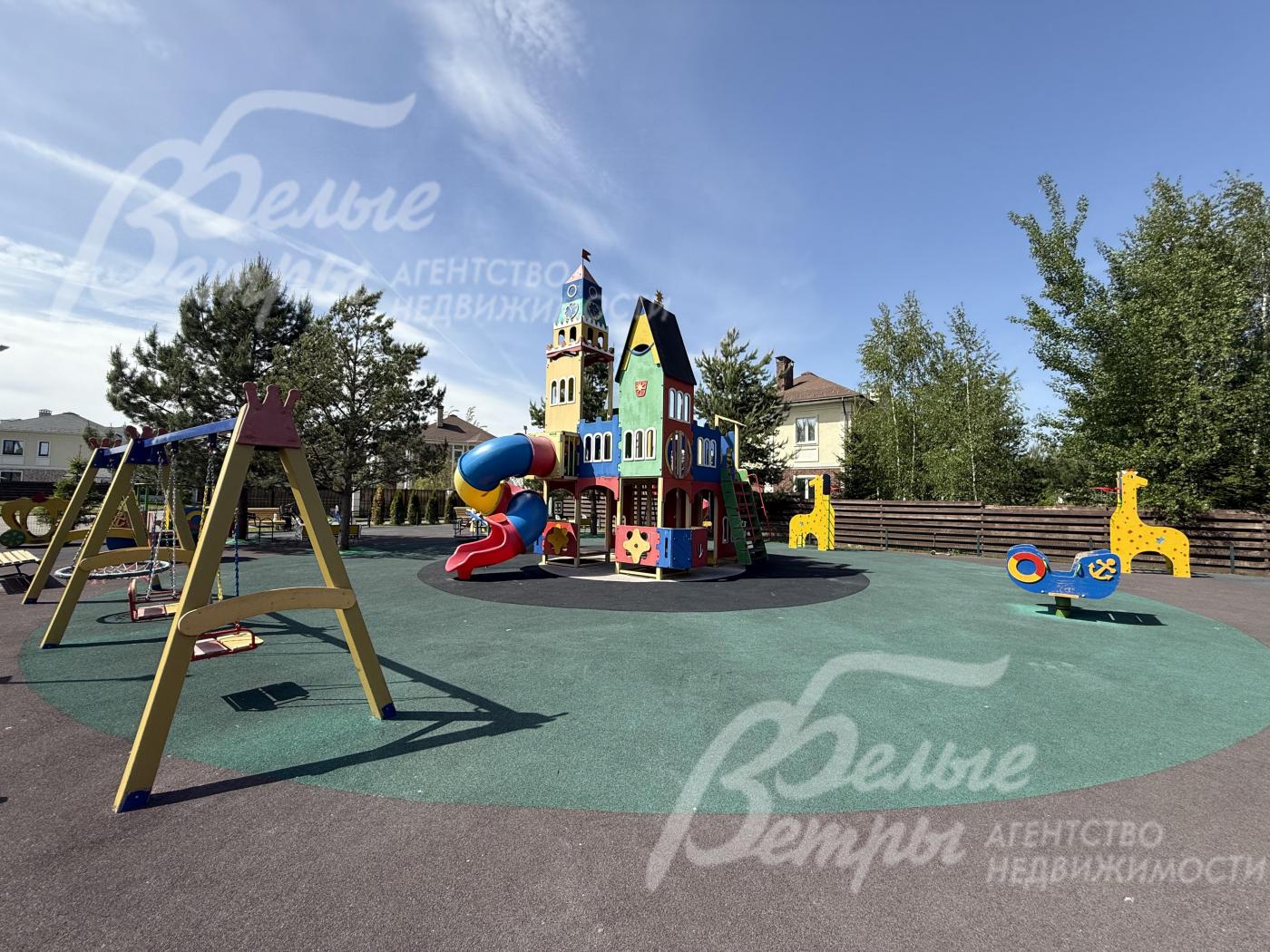 Площадка детского парка с качелями и игровым городком