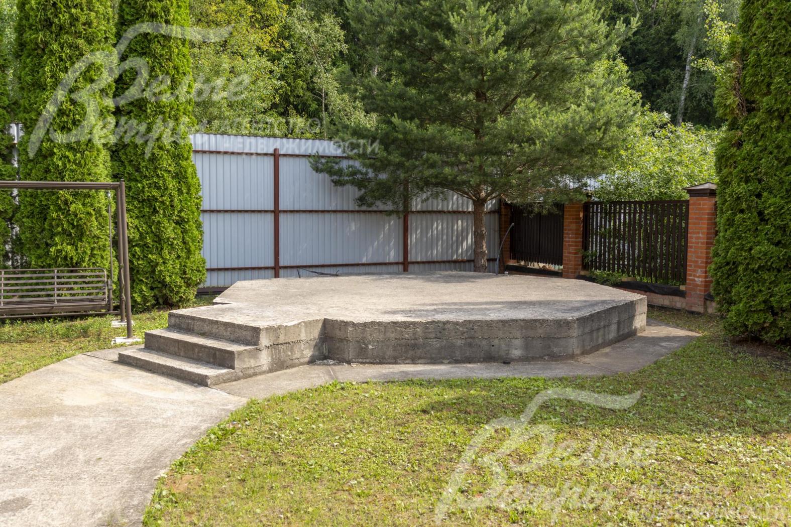 На участке выполнен фундамент под шестиугольную беседку (диметр 6 м)