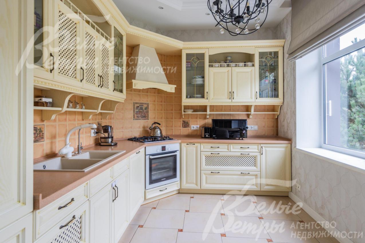 Кухонный гарнитур со встроенной техникой