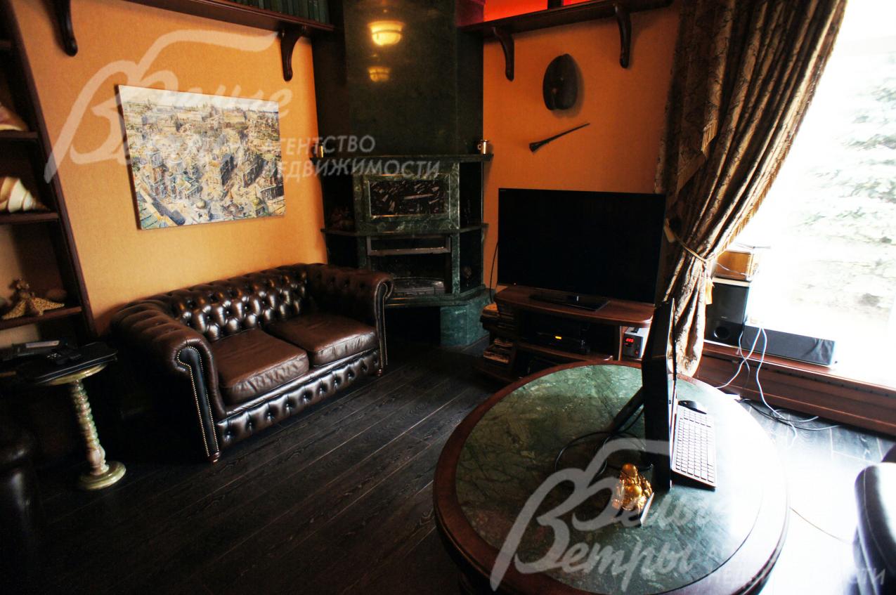 Кабинет 20 кв.м с камином из зеленного мрамора во вспомогательном доме