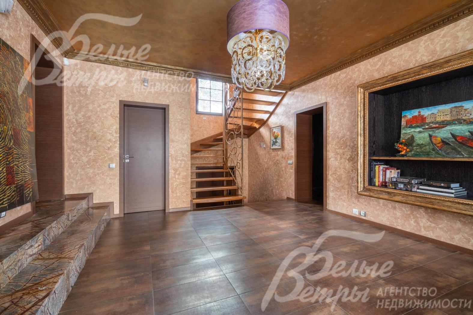 Эффектная парящая лестница из дуба, с кованым ограждением