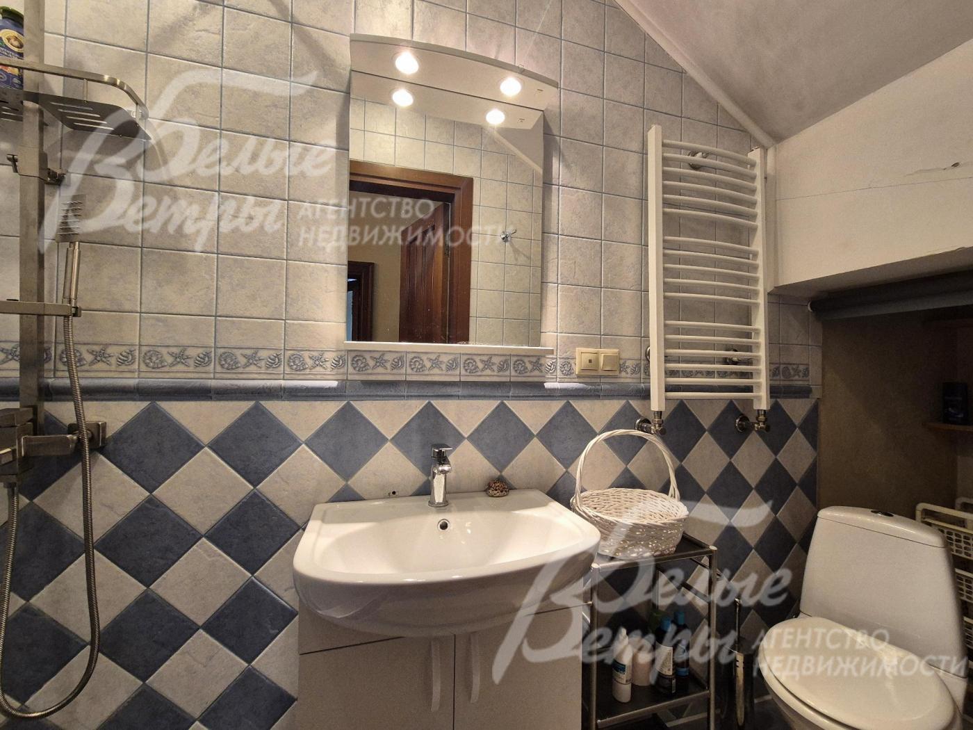 Санузел с душевой на первом этаже