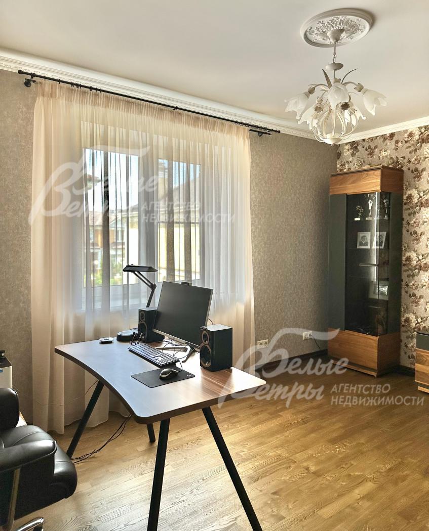 Кабинет на 1ом этаже дома.