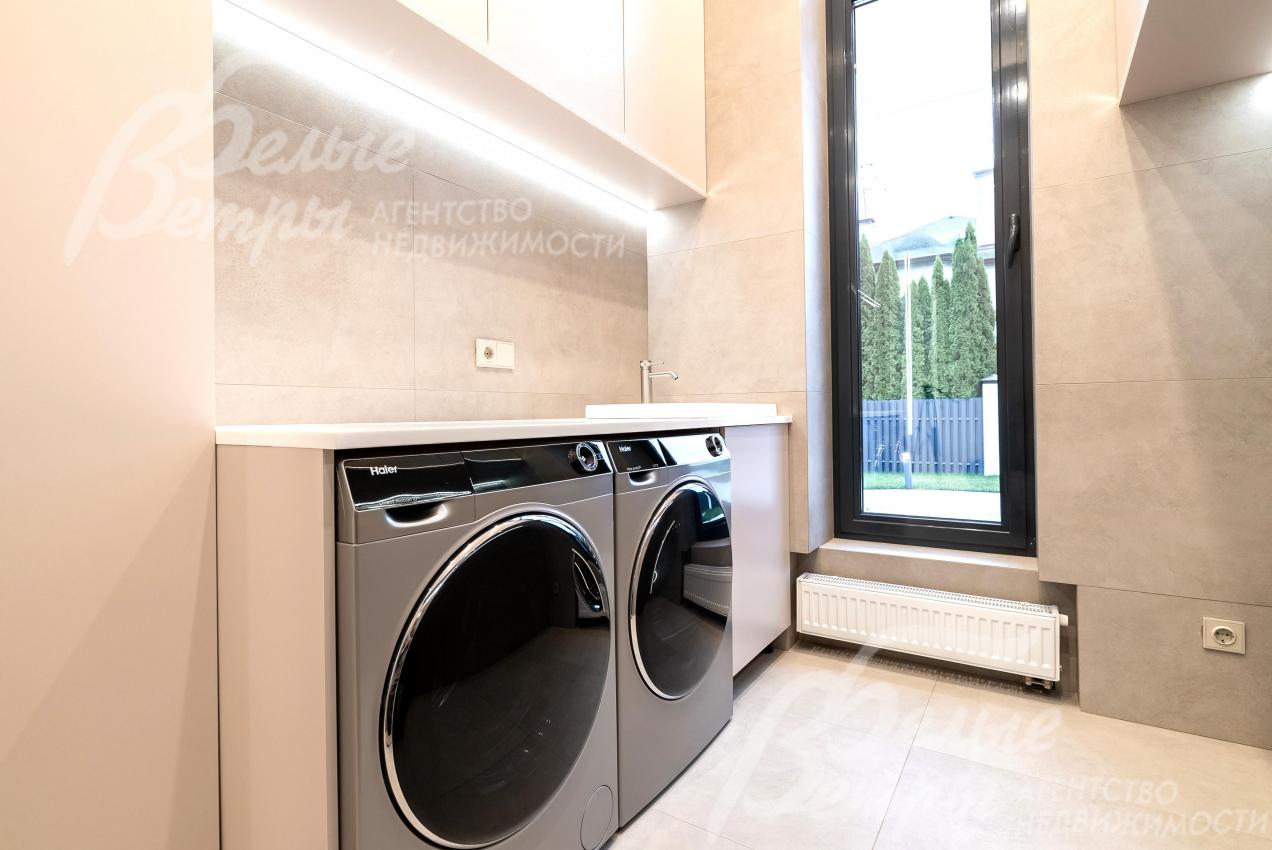 В санузле-постирочной есть душевая, установлены стиральная и сушильная машины