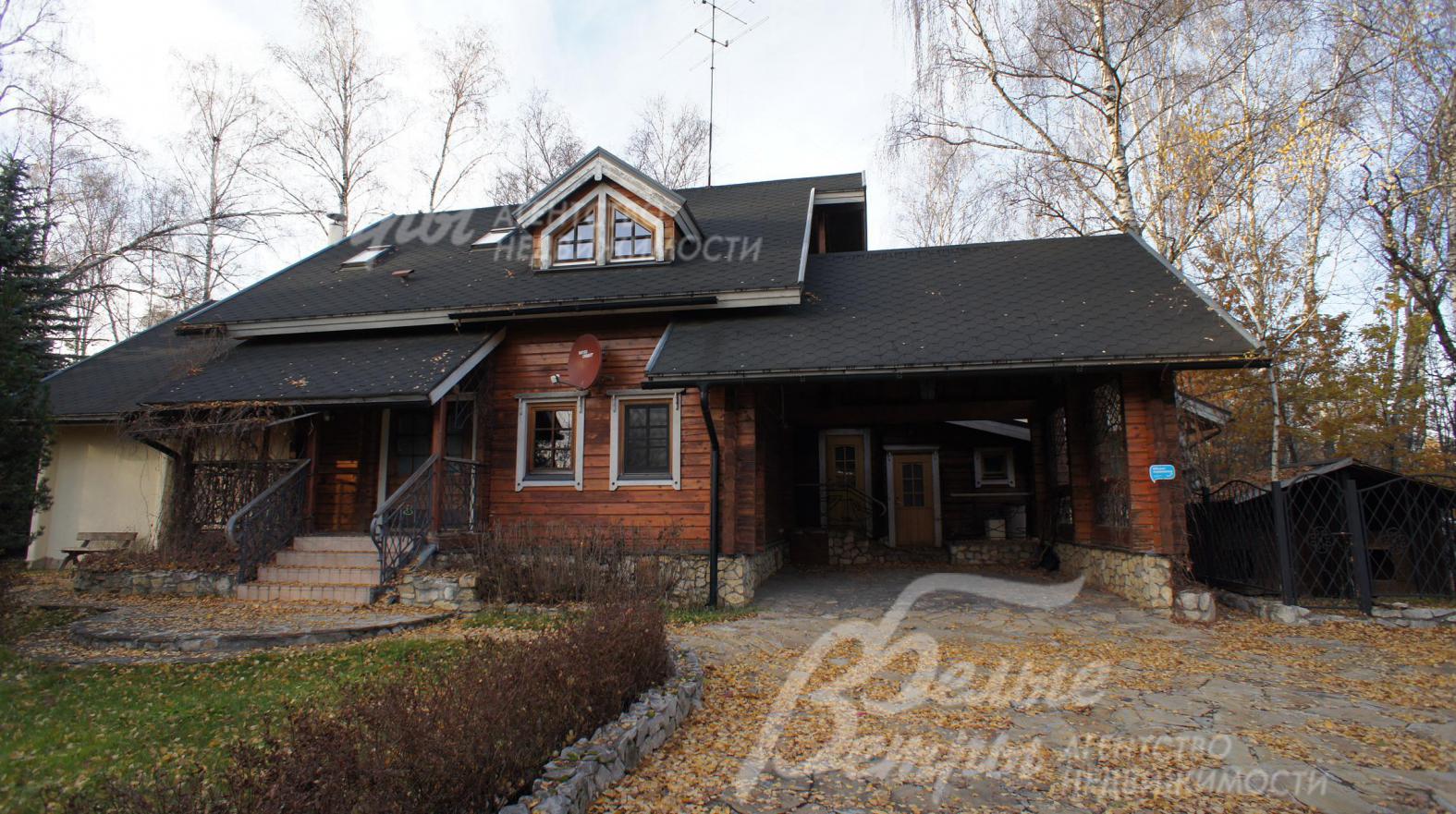 Деревянный дом в элитном коттеджном поселке