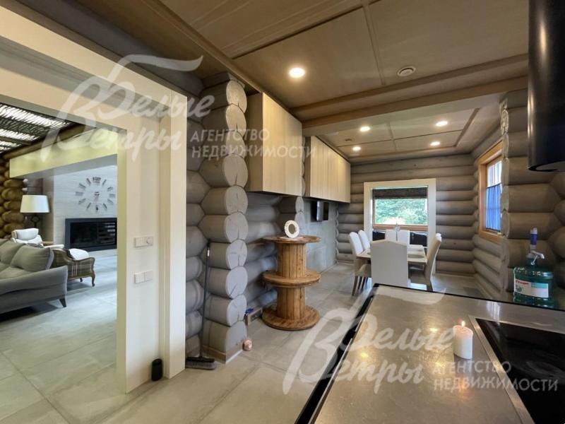 Кухня-столовая с выходом на террасу.