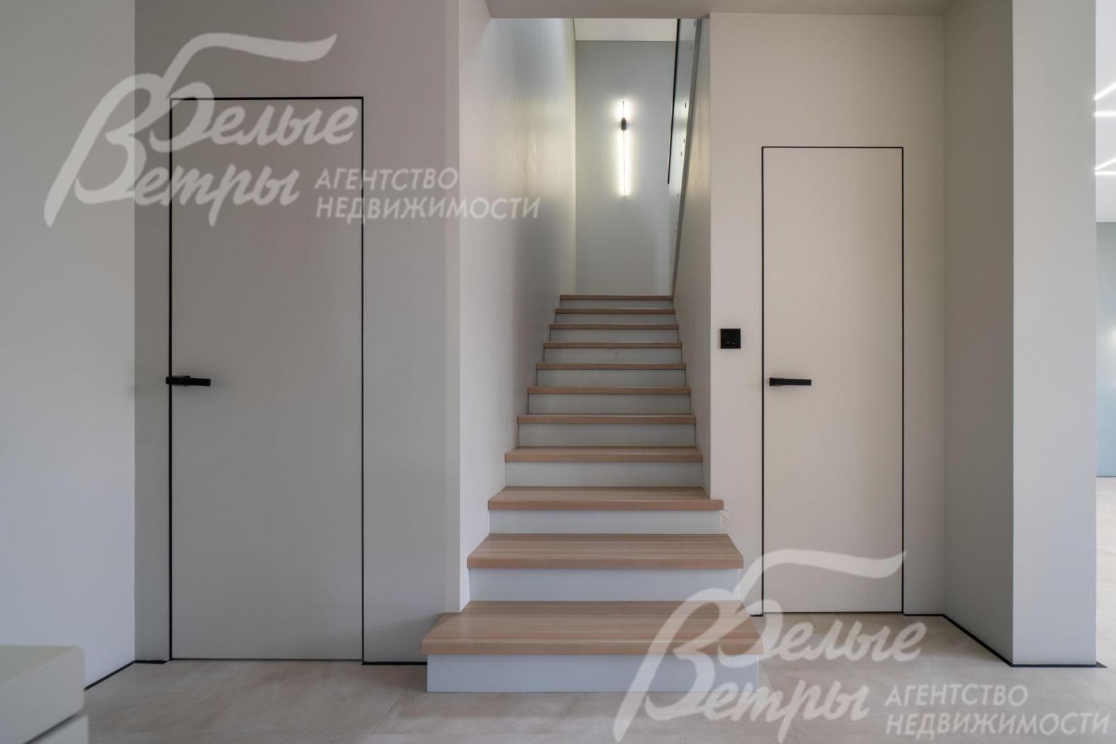 На второй этаж ведёт монолитная лестница, ступени отделаны лиственницей