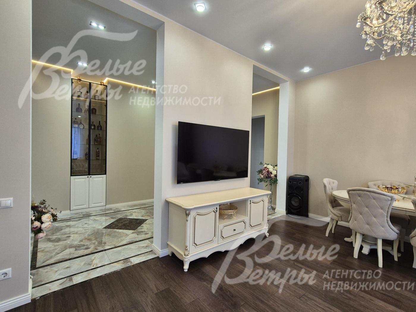 Современный телевизор с диагональю 65 дюймов в гостиной