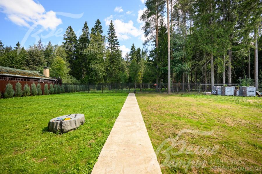 На участке отлиты бетонные дорожки и отмостка, по периметру всех трёх строений выполнен дренаж