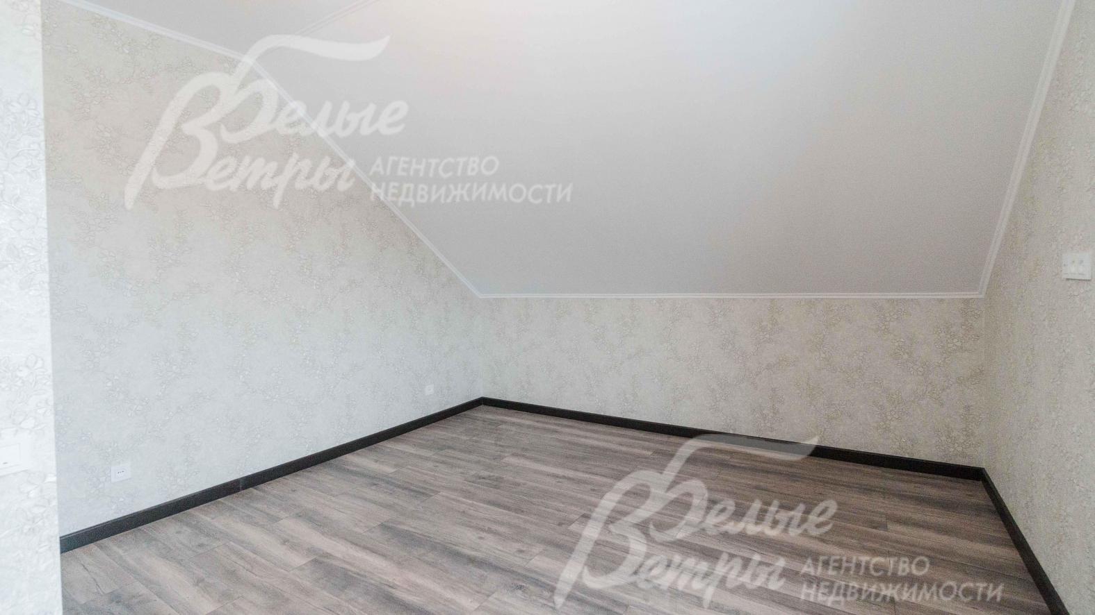 На 2-м этаже на полу ламинат