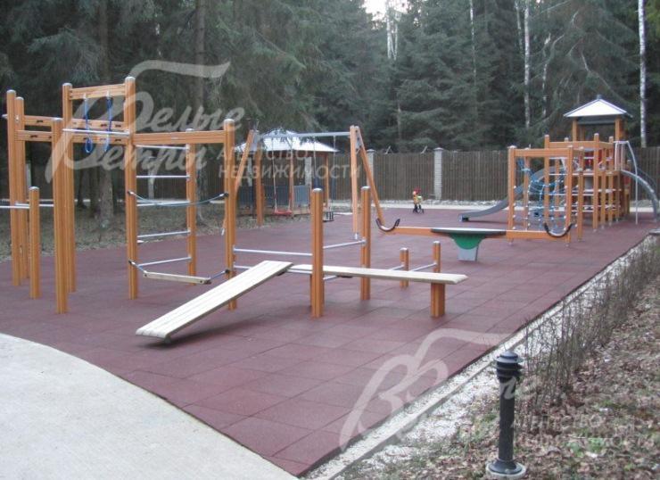 Спортивная площадка на территории поселка