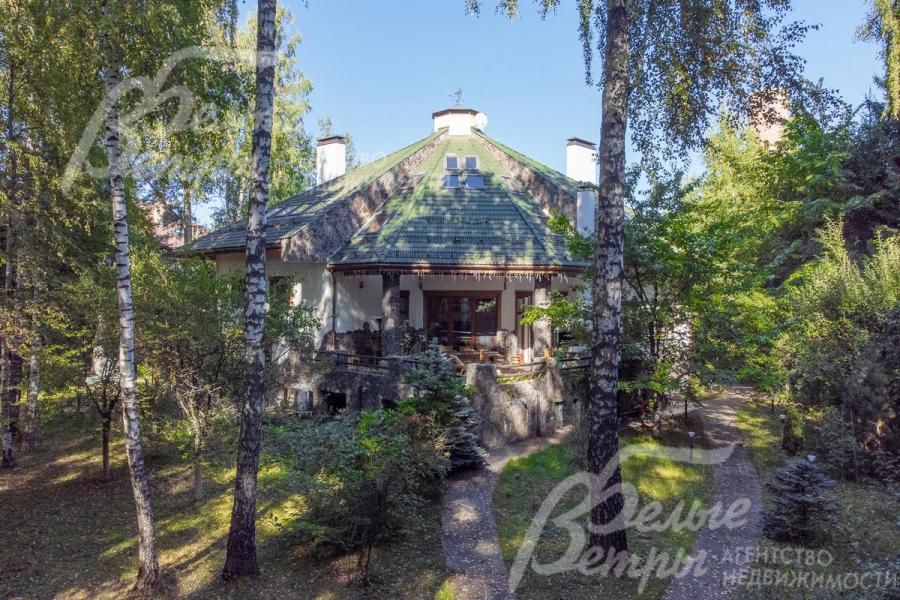 Разбит газон, организовано парадное и повседневное освещение