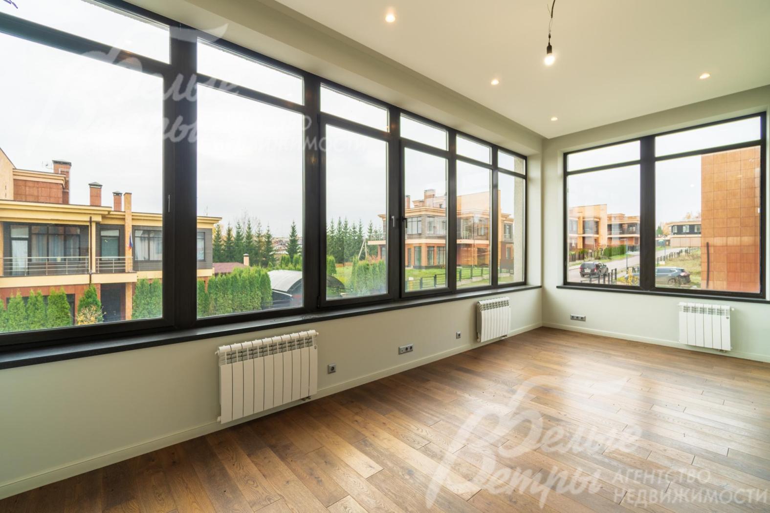 В спальнях подвесные потолки со встроенным освещением