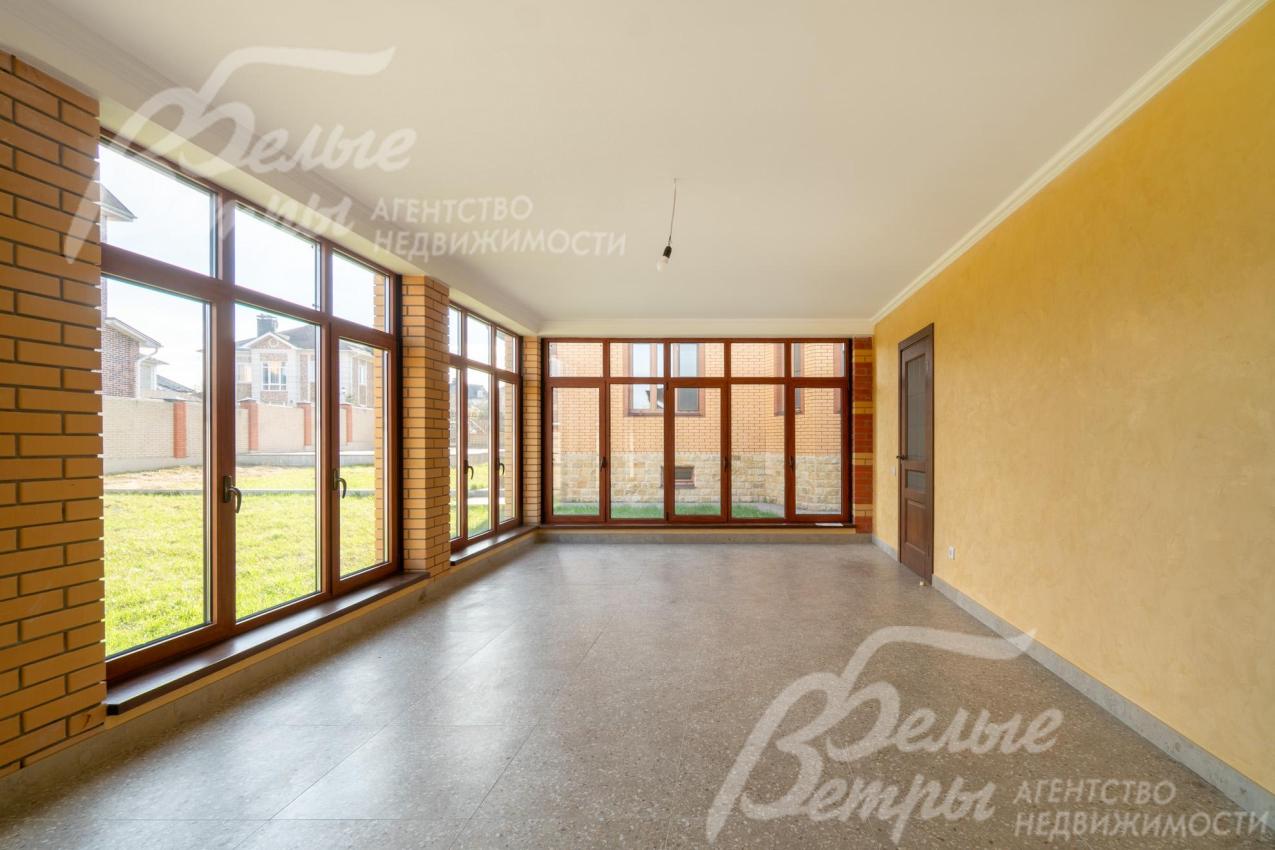 Банный комплекс построен из кирпича, с тёплой отапливаемой верандой и подготовкой под камин/ барбекю