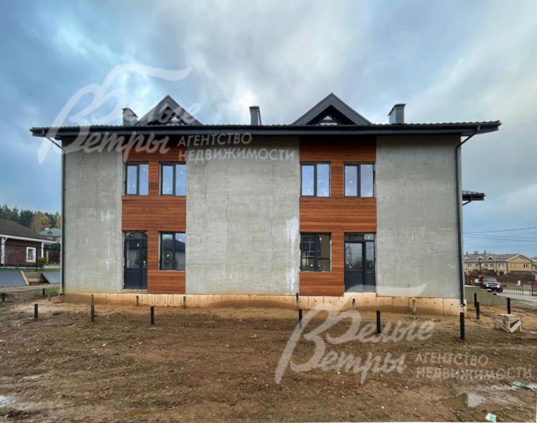 Фасад дома облицован штукатуркой и планкеном из лиственницы