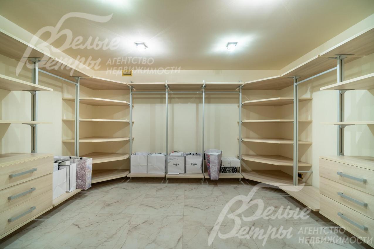 На цокольном этаже - просторная сезонная гардеробная с удобной системой хранения