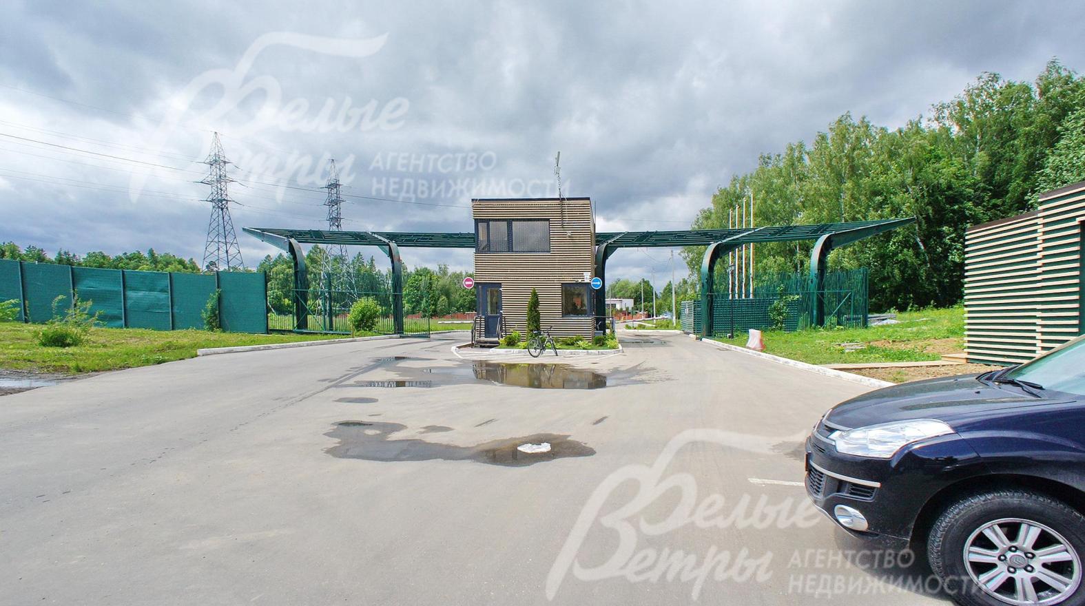 КПП с охраной при въезде в посёлок