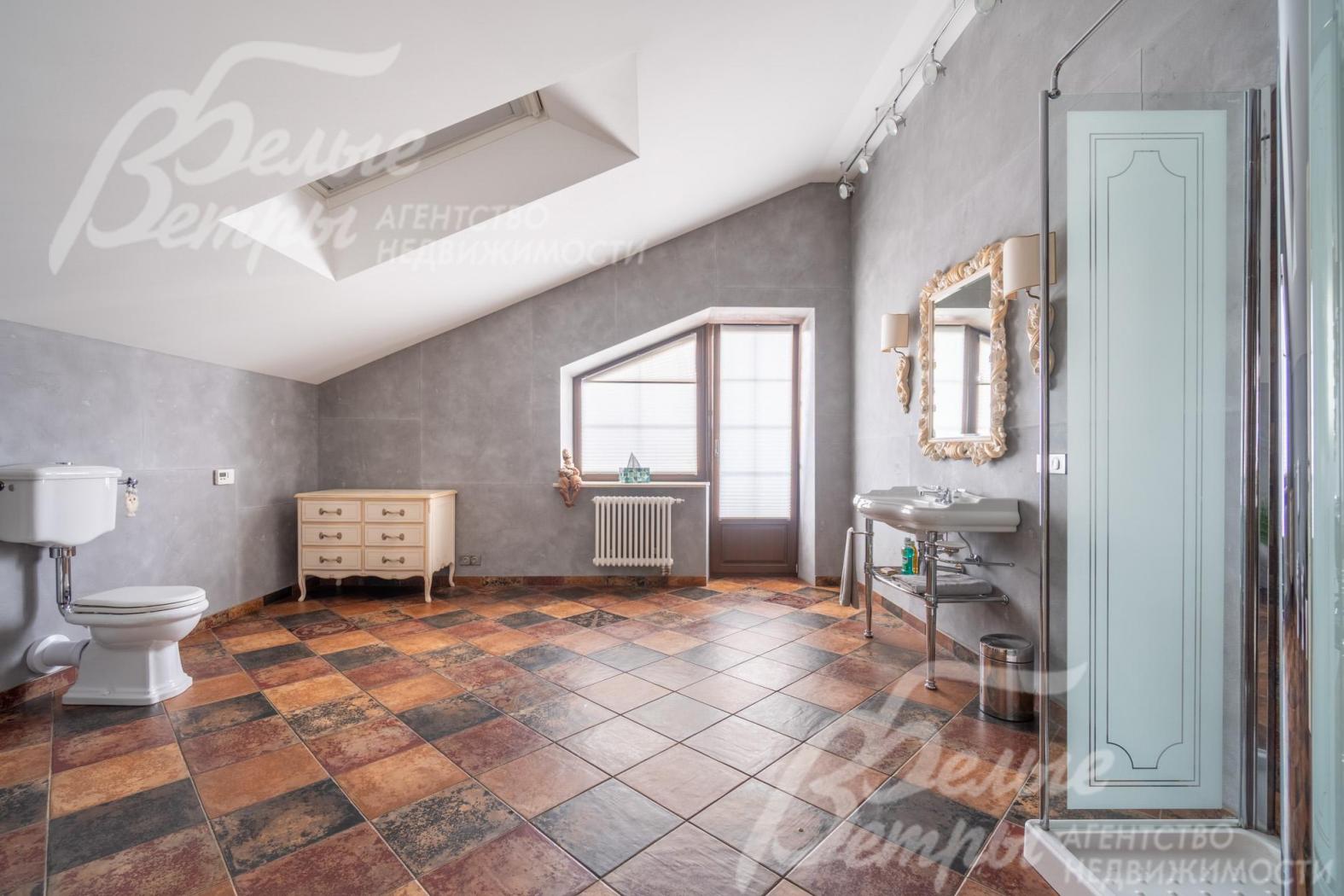 Санузел мастер-спальни площадью 21 кв.м с выходом на крытую террасу. На полу - итальянская плитка