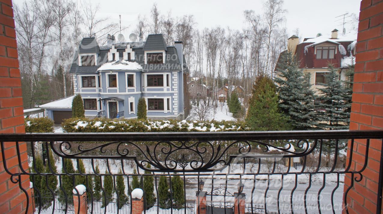 Вид с балкона второго этажа