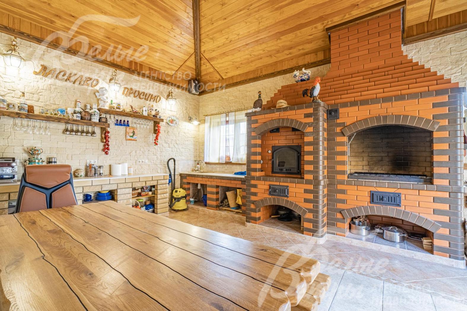 Зимняя беседка с большим мангалом и русской печью, обустроенной кухней (с водопроводом и канализацией), массивным столовым гарнитуром из дуба.