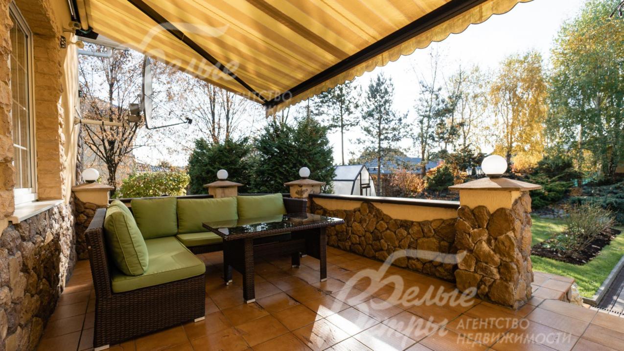 Садовая мебель на террасе