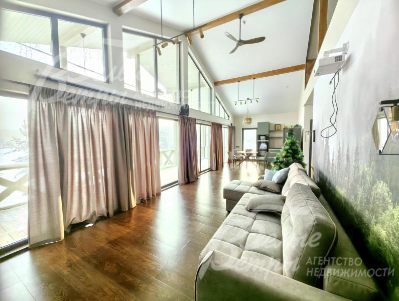 В гостиной проектор и большой рулонный экран