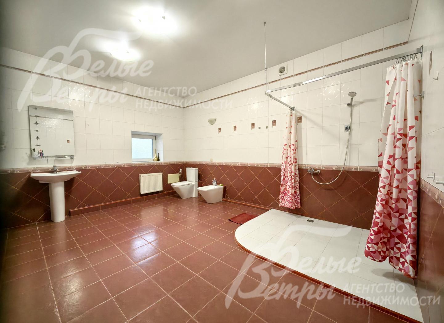 Большой санузел с душевой на 1-ом этаже