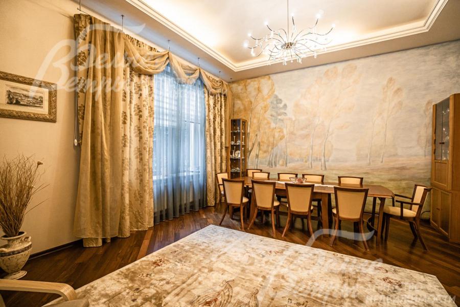 Художественная роспись на стене в гостиной 