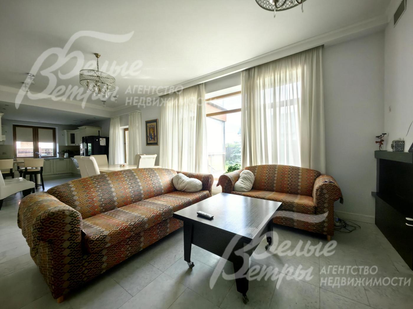 Удобные диваны в гостиной