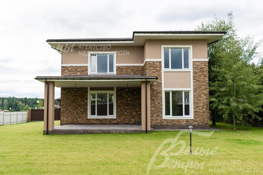 Вид на дом со стороны участка. 