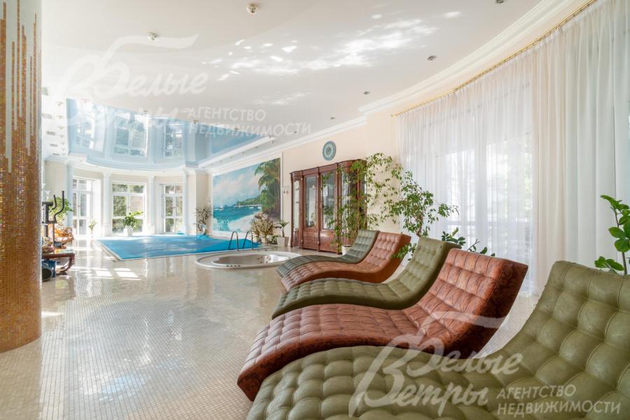 На первом этаже располагается просторная спа-зона с большим бассейном, шезлонгами, столовой и выходом на участок