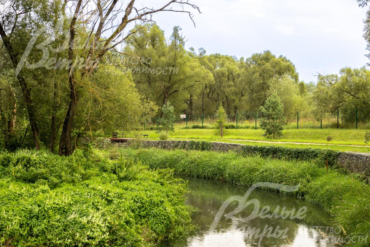 Благоустроенная набережная в поселке Усадьба Бергов