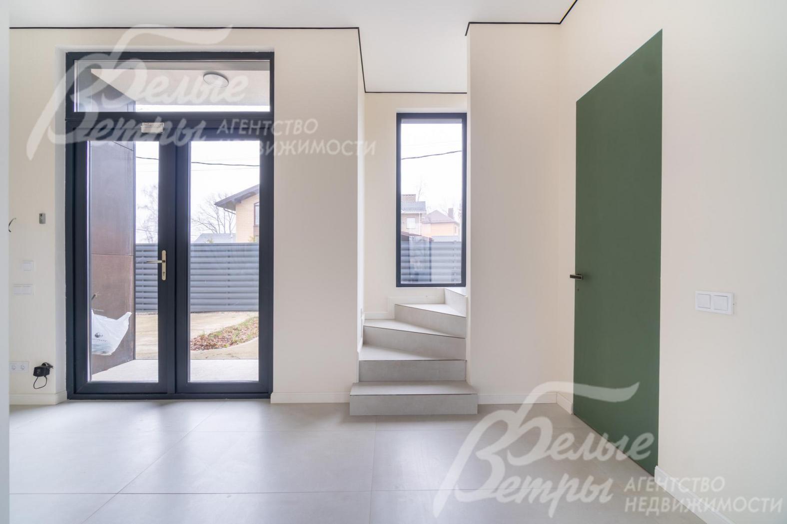 На второй этаж ведет лестница на монолитном основании, отделанная плиткой