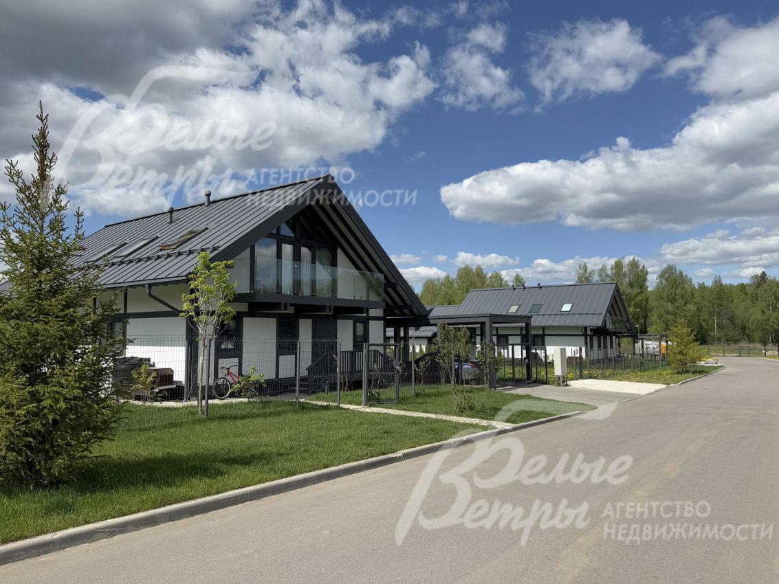 Посёлок окружен лесом и рекой, находится вблизи городской инфраструктуры