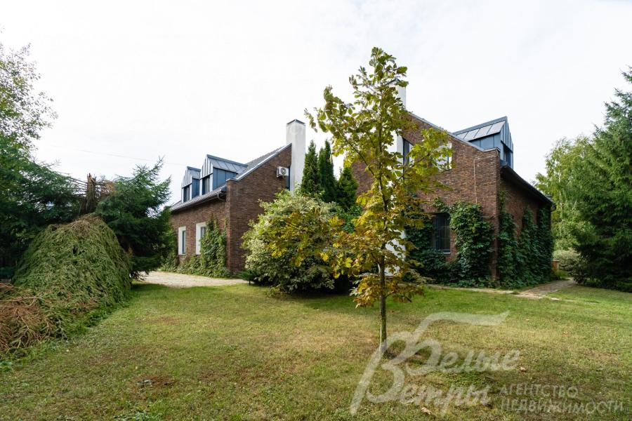 На участке выполнен ландшафтный дизайн