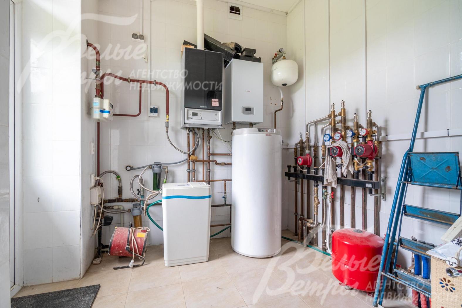 Котельная оборудована газовым настенным котлом BUDERUS, резервным электрическим котлом Proterm, бойлером косвенного нагрева GRAZICE