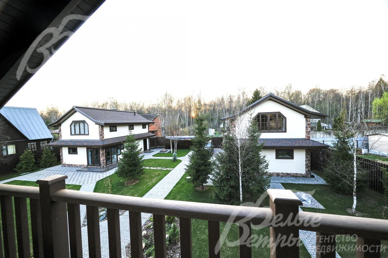 Вид с балкона основного дома шале 