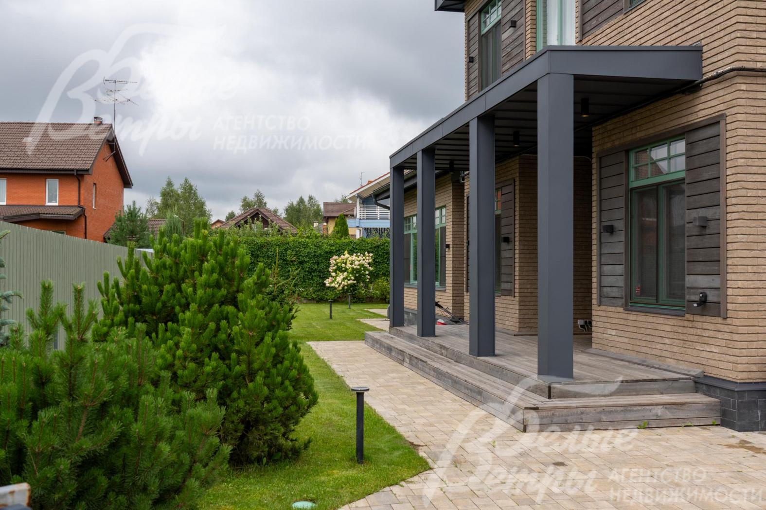 Дорожки вымощены плиткой, в зелёных зонах высажены декоративные кустарники