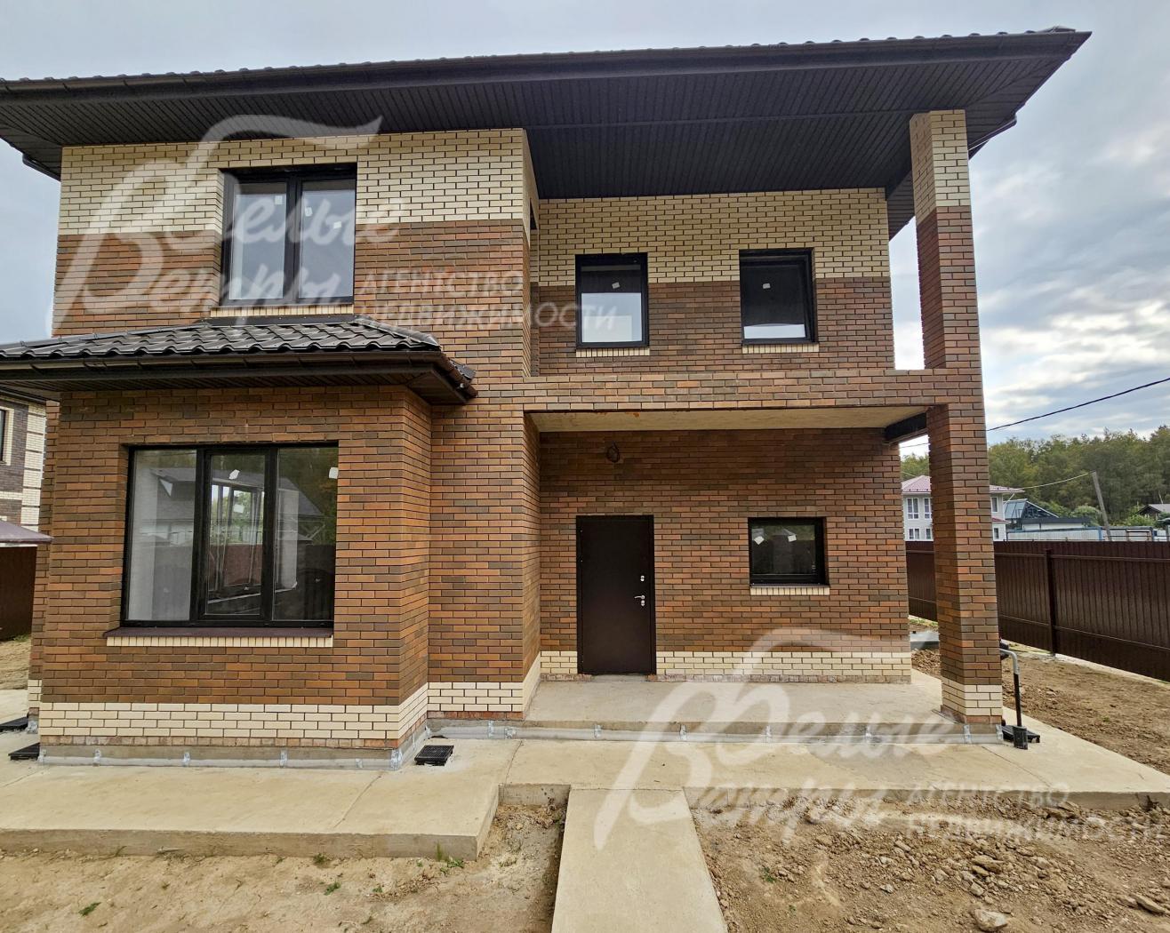 На втором этаже дома - балкон, с которого открывается панорамный вид на лес