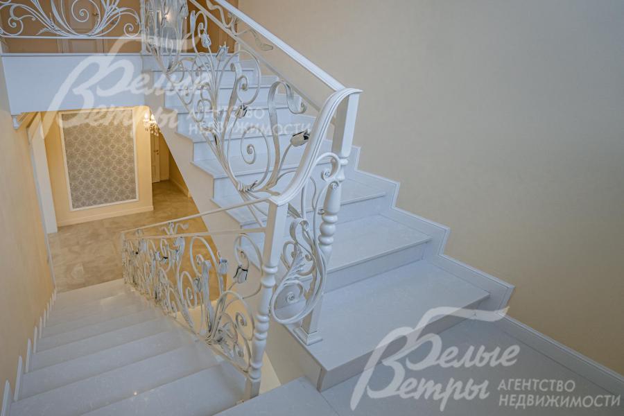 Лестница на монолитном основании, ширина 1 метр, кованое ограждение, ступени из камня