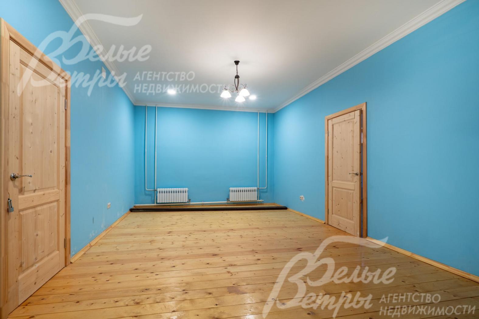 На цокольном этаже - просторная комната свободного назначения, где можно обустроить кинозал или игровую