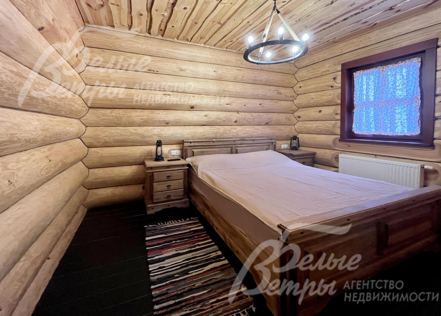 Спальня в бане с окном и односпальной кроватью