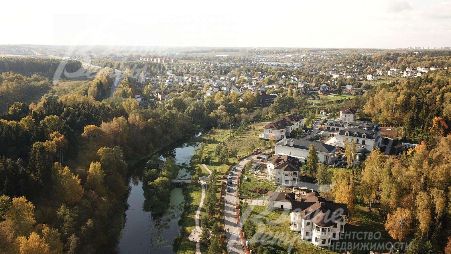 Оборудованная для прогулок набережная в поселке Идиллия