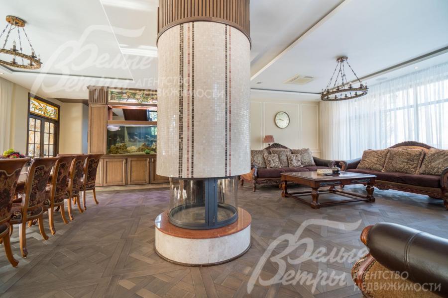 В гостиной установлен камин