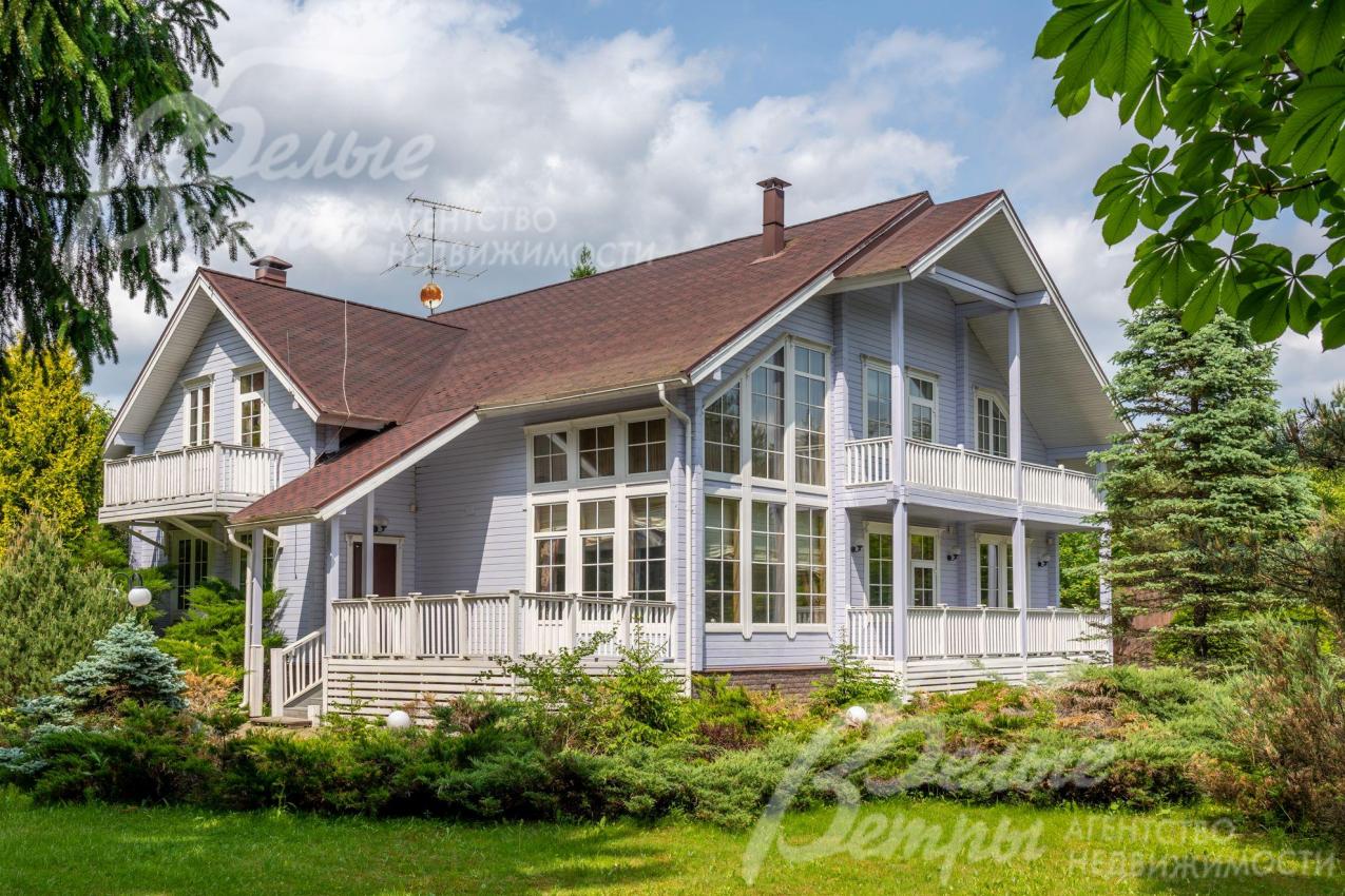 В основном доме - терраса и 3 балкона.